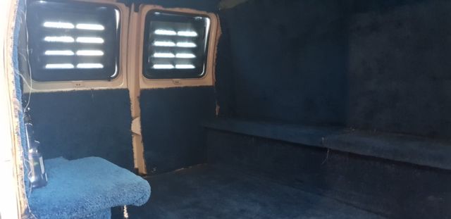 1990 White Ford E-Series Van