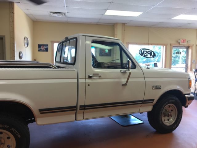 1990 White Ford F-150 Standard Cab Pickup