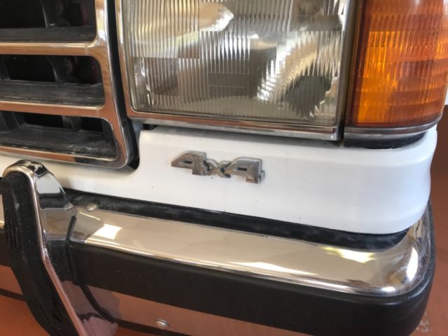 1990 White Ford F-150 Standard Cab Pickup