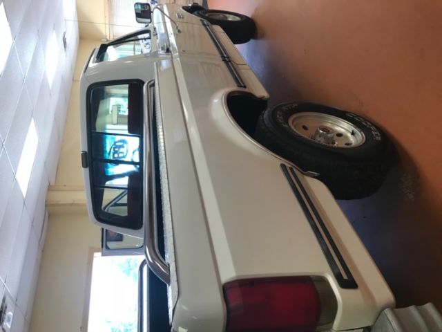 1990 White Ford F-150 Standard Cab Pickup