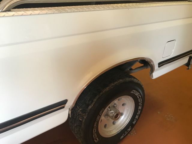 1990 White Ford F-150 Standard Cab Pickup