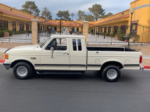 1990 White Ford F-150 Pickup