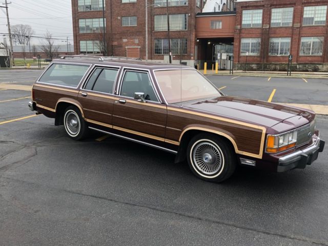 1990 Burgundy Ford LTD COUNTRY SQUIRE LX Wagon