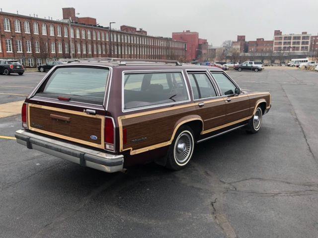 1990 Burgundy Ford LTD COUNTRY SQUIRE LX Wagon
