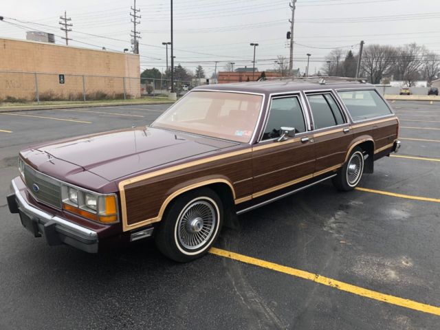 1990 Burgundy Ford LTD COUNTRY SQUIRE LX Wagon