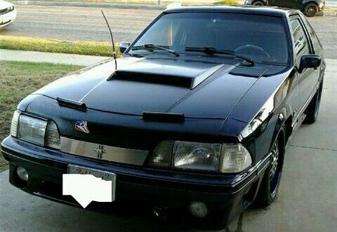 1990 Mercedes met grey Ford Mustang Coupe