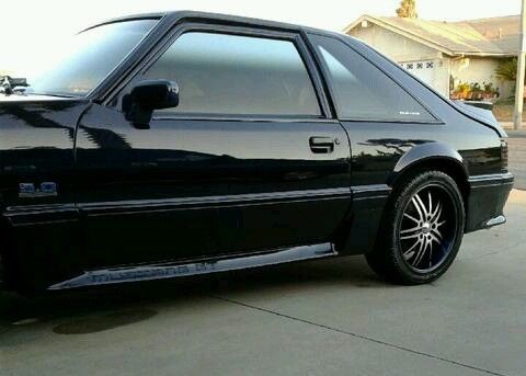 1990 Mercedes met grey Ford Mustang Coupe
