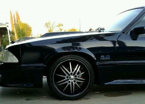 1990 Mercedes met grey Ford Mustang Coupe