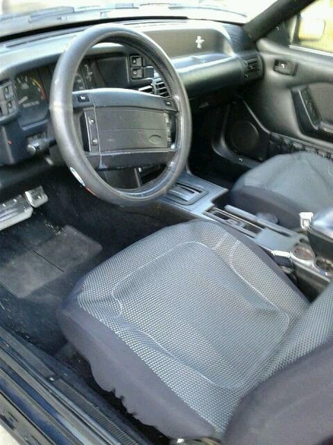 1990 Mercedes met grey Ford Mustang Coupe