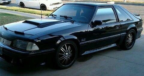 1990 Mercedes met grey Ford Mustang Coupe