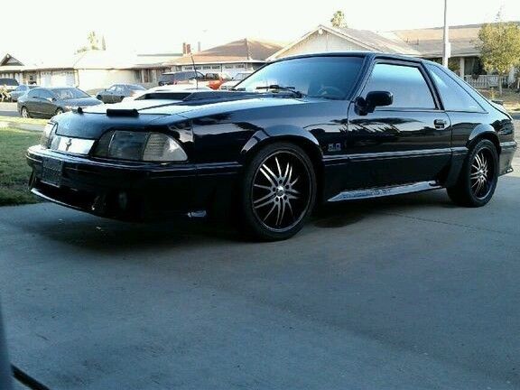 1990 Mercedes met grey Ford Mustang Coupe