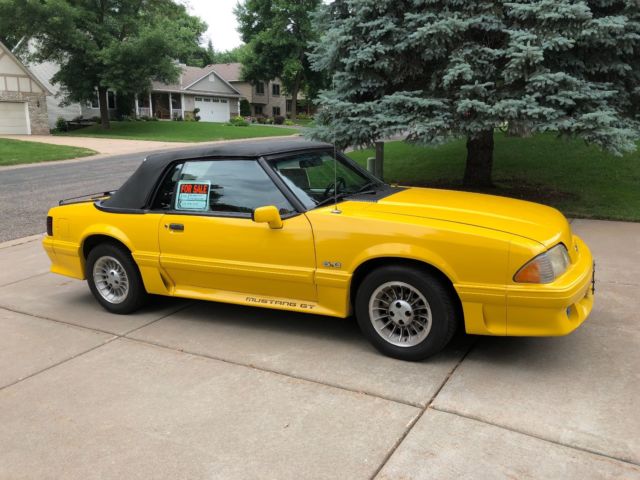 1990 White Ford Mustang Hatchback