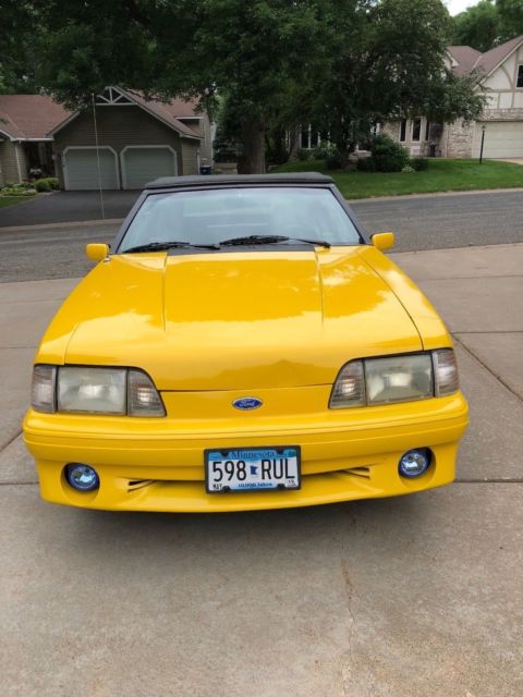 1990 White Ford Mustang Hatchback
