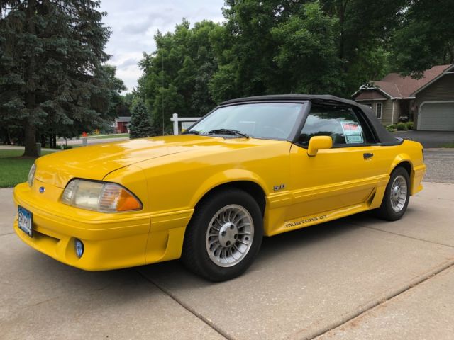1990 White Ford Mustang Hatchback