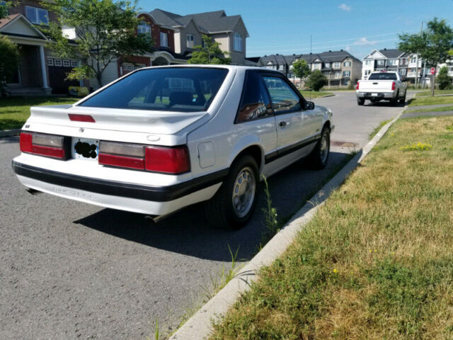 1990 White Ford Mustang Hatchback