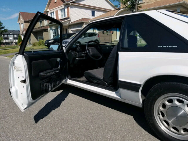 1990 White Ford Mustang Hatchback