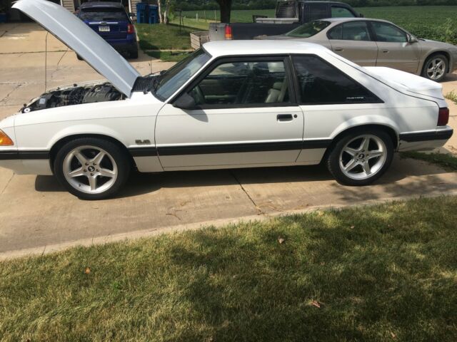 1990 White Ford Mustang Hatchback