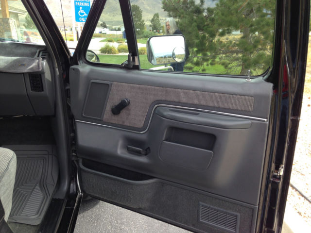 1990 Black Ford F-150 Standard Cab Pickup