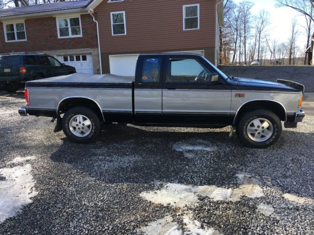 1990 black/silver Chevrolet S-10 Extended Cab Pickup
