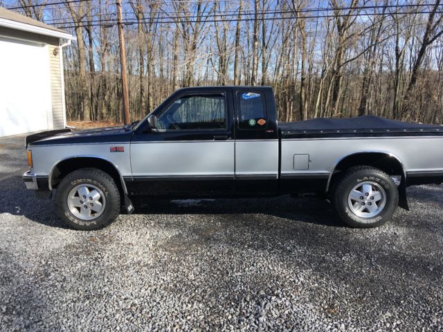1990 black/silver Chevrolet S-10 Extended Cab Pickup