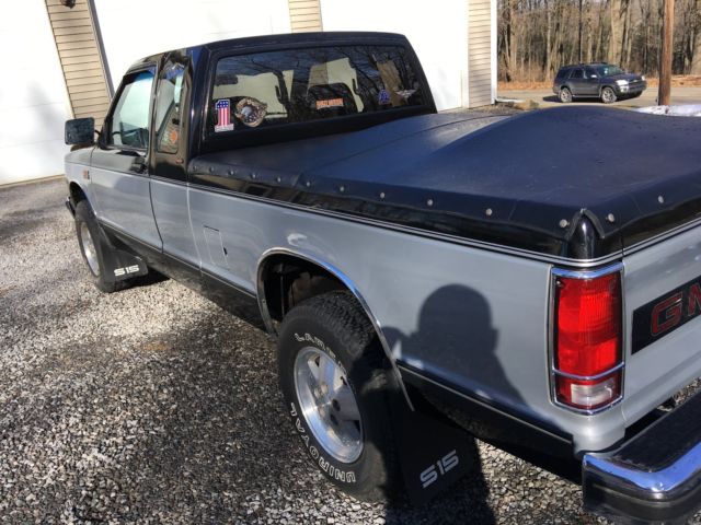 1990 black/silver Chevrolet S-10 Extended Cab Pickup