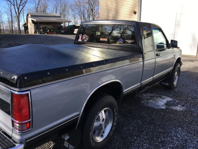 1990 black/silver Chevrolet S-10 Extended Cab Pickup