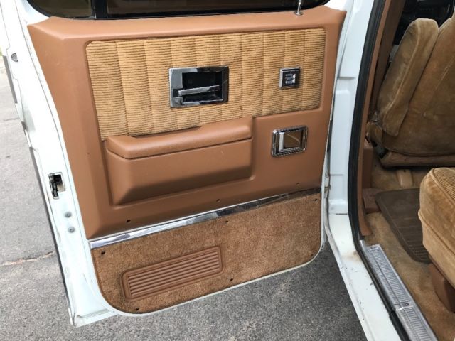 1990 White GMC Suburban SUV