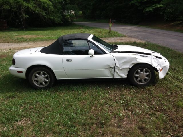 1990 White Mazda MX-5 Miata Convertible