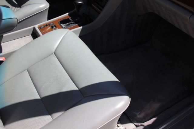 1990 White Mercedes-Benz 300-Series Sedan