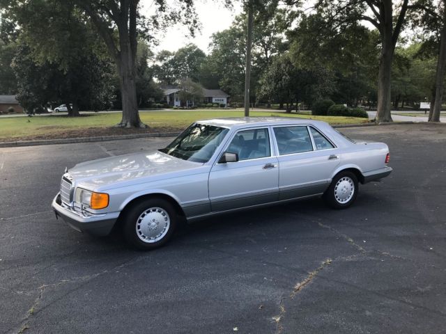 1990 Silver Mercedes-Benz 400-Series Sedan