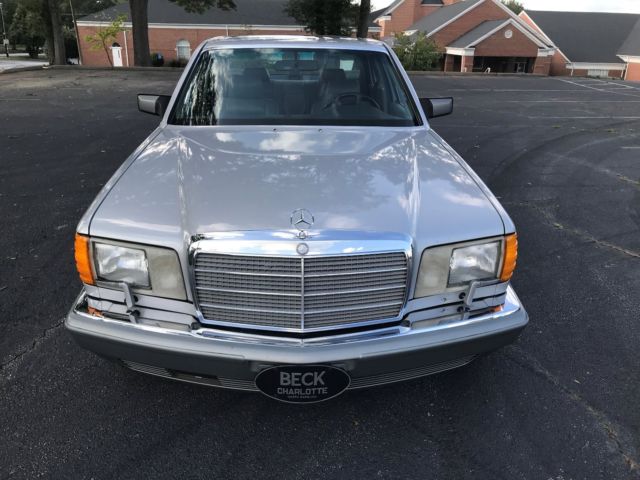 1990 Silver Mercedes-Benz 400-Series Sedan