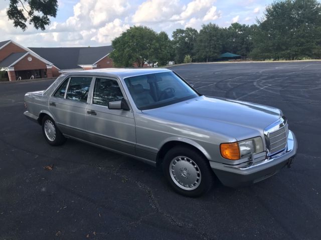 1990 Silver Mercedes-Benz 400-Series Sedan