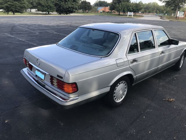 1990 Silver Mercedes-Benz 400-Series Sedan
