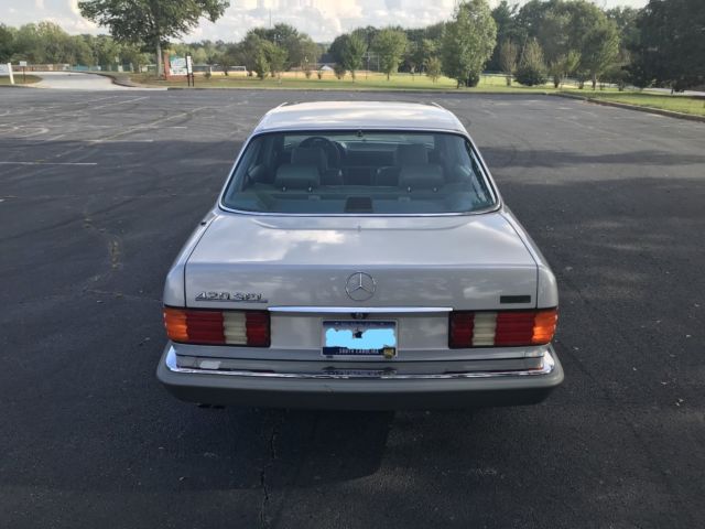 1990 Silver Mercedes-Benz 400-Series Sedan