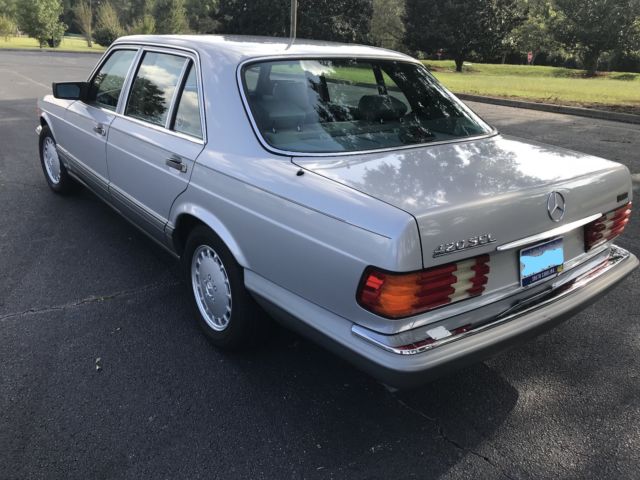 1990 Silver Mercedes-Benz 400-Series Sedan