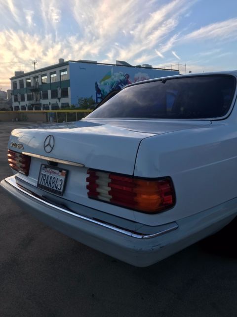 1990 White Mercedes-Benz 500-Series Sedan