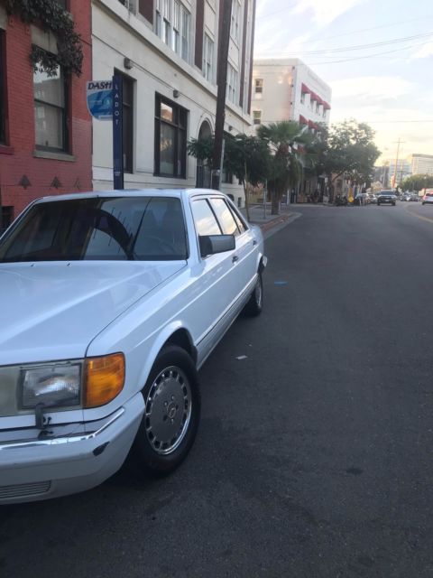 1990 White Mercedes-Benz 500-Series Sedan