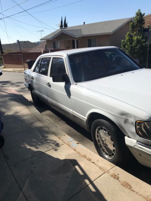1990 White Mercedes-Benz 500-Series Sedan