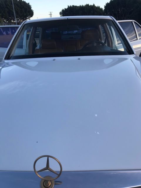 1990 White Mercedes-Benz 500-Series Sedan