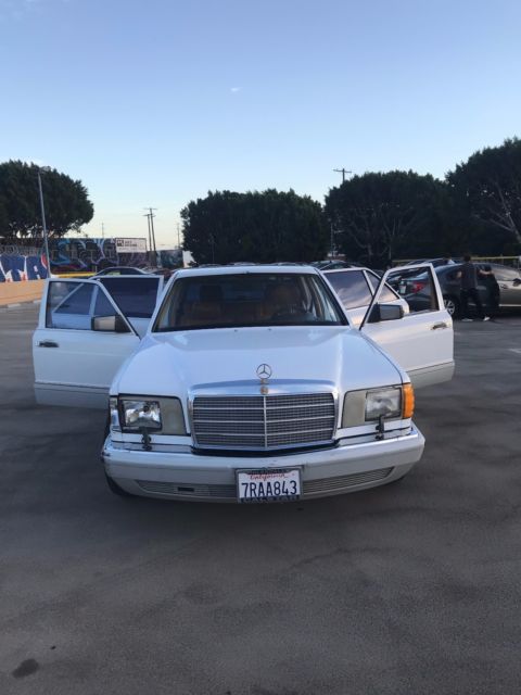 1990 White Mercedes-Benz 500-Series Sedan