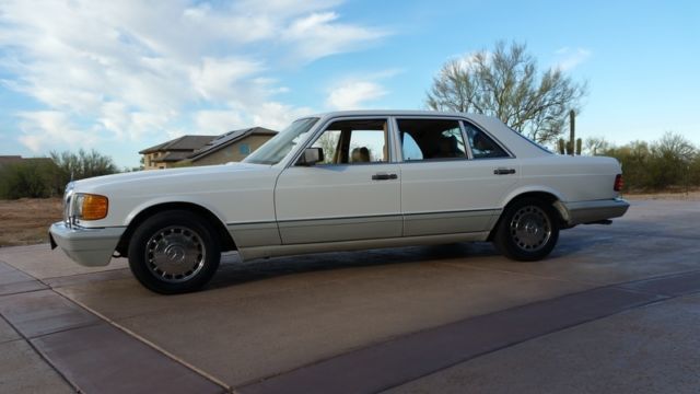 1990 White Mercedes-Benz S-Class Sedan