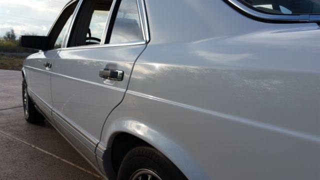 1990 White Mercedes-Benz S-Class Sedan