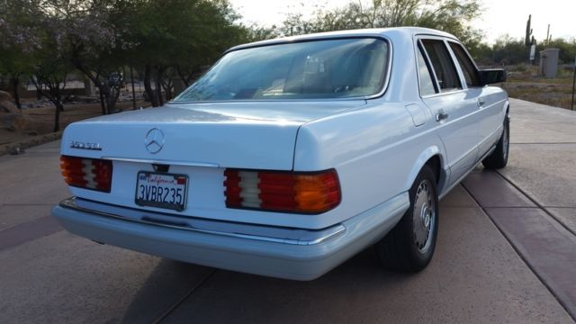 1990 White Mercedes-Benz S-Class Sedan
