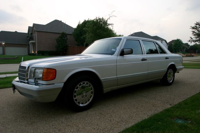 1990 White Mercedes-Benz 500-Series Sedan