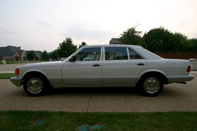 1990 White Mercedes-Benz 500-Series Sedan
