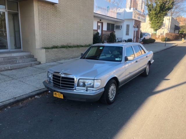 1990 Silver Mercedes-Benz 500-Series Sedan