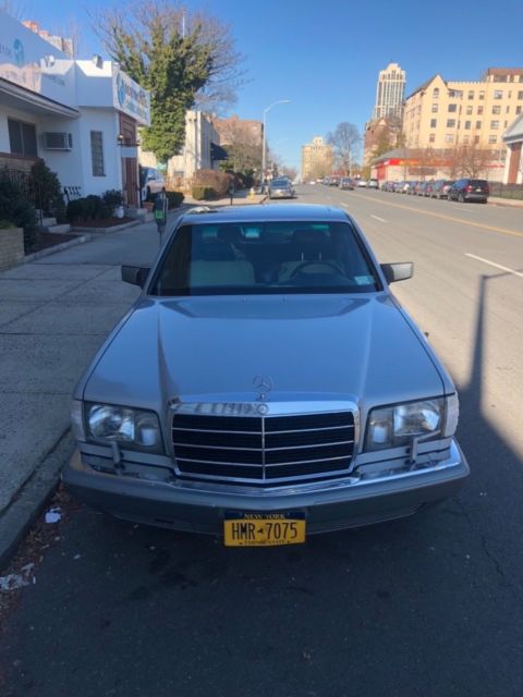 1990 Silver Mercedes-Benz 500-Series Sedan