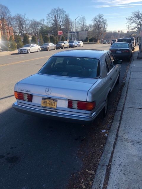 1990 Silver Mercedes-Benz 500-Series Sedan