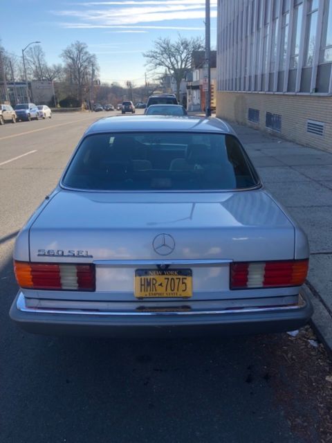 1990 Silver Mercedes-Benz 500-Series Sedan