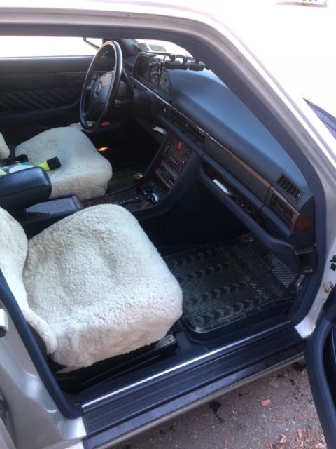 1990 Silver Mercedes-Benz 500-Series Sedan